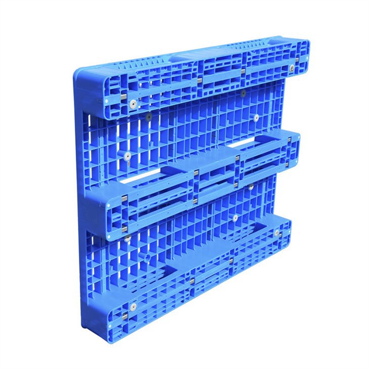 Vairumtirdzniecības plastmasas paletes netālu no manis