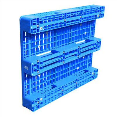 Netālu no manis tiek pārdotas plastmasas paletes