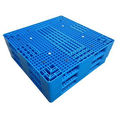 Sakraujami plastmasas paletes